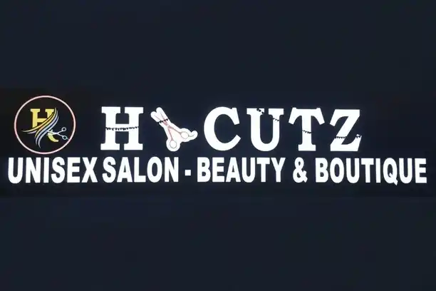 Relaxing grooming and spa services showcased at the best beauty parlour near me.